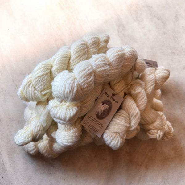 1 kg pile of wensleydale & bluefaced Leicester wool for knitting